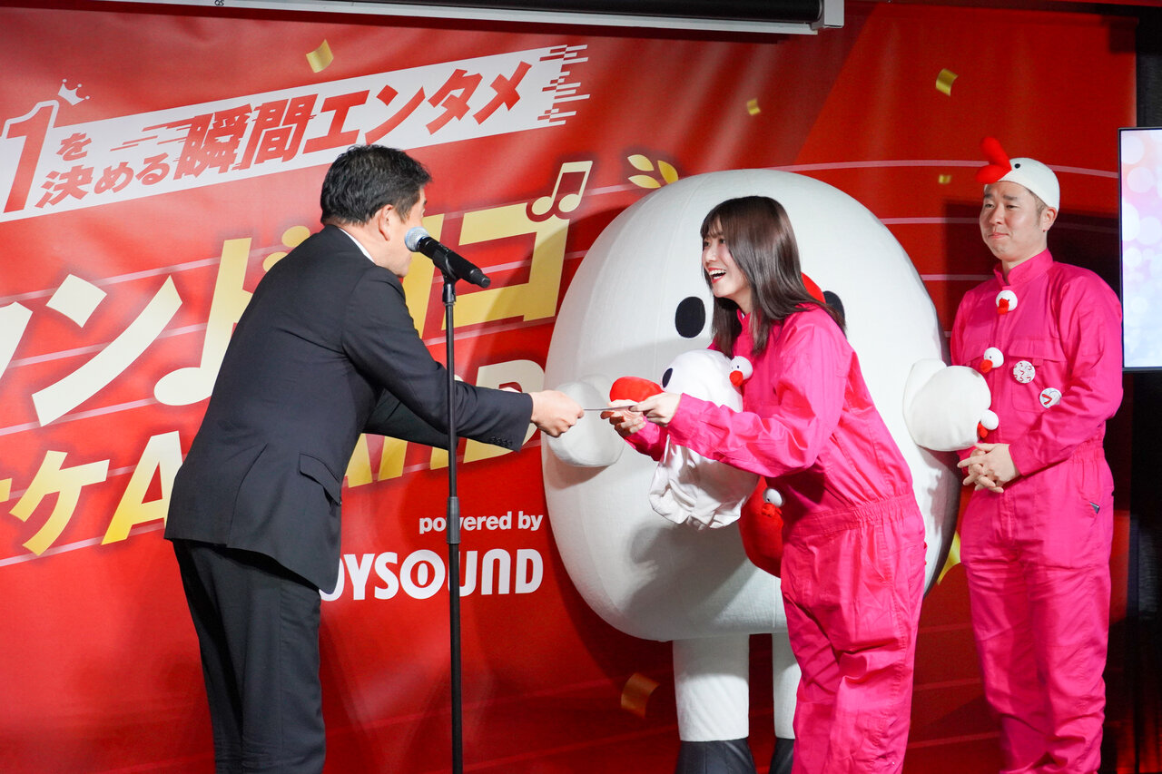 左から）安井正博さん（エクシング 専務取締役）、田中友梨奈アナウンサー、ハチエモン