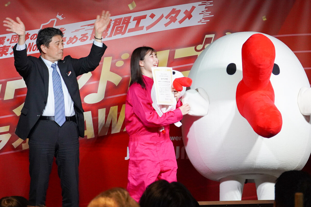 左から）安井正博さん（エクシング 専務取締役）、田中友梨奈アナウンサー、ハチエモン