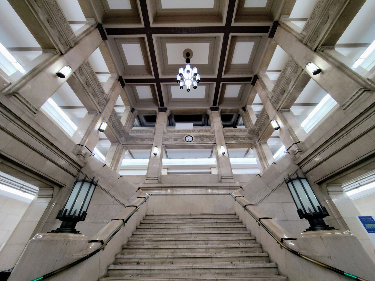 中央玄関ホールの大階段（大阪市中央区、２月19日）