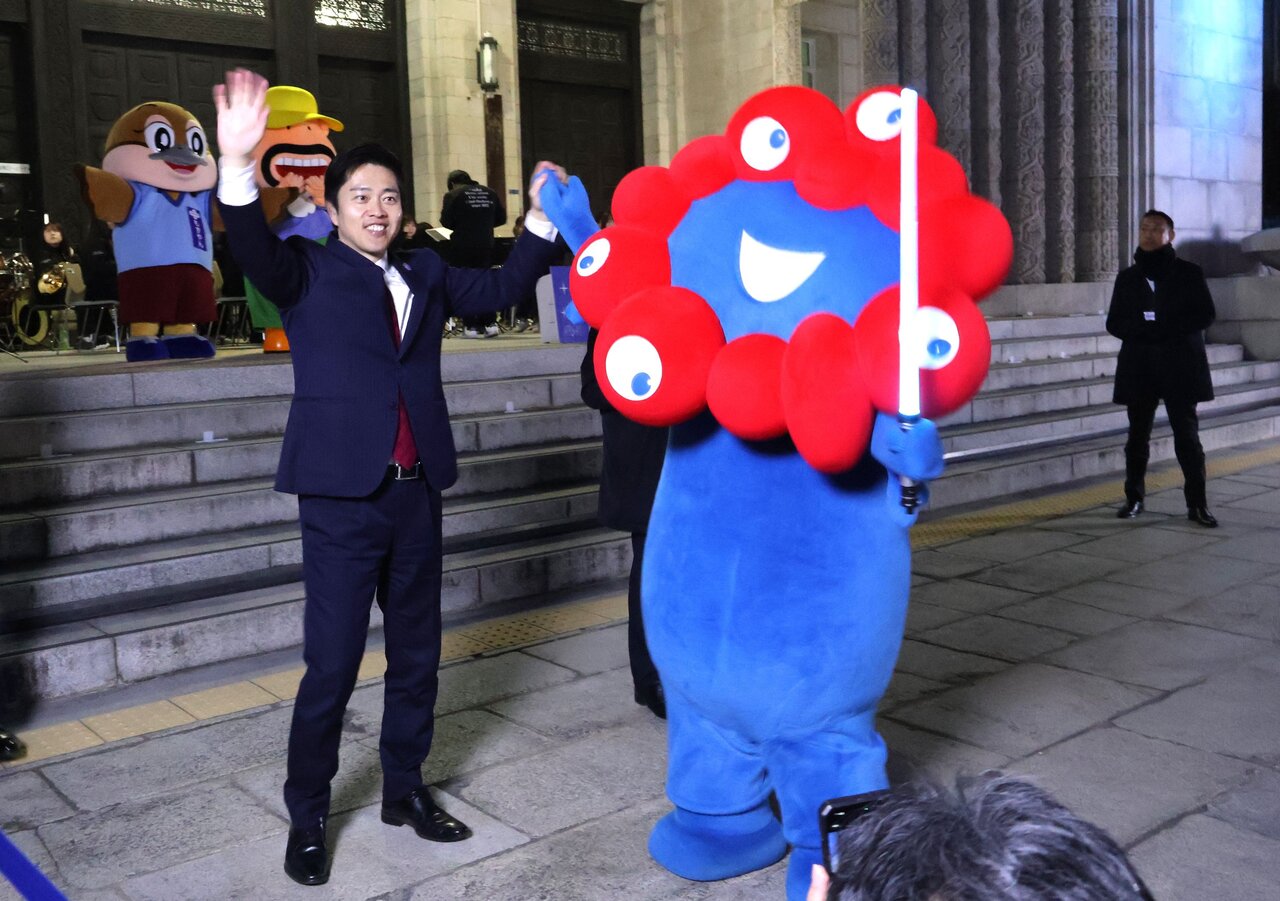 点灯式に参加したミャクミャクと吉村洋文知事（大阪市中央区、２月19日）