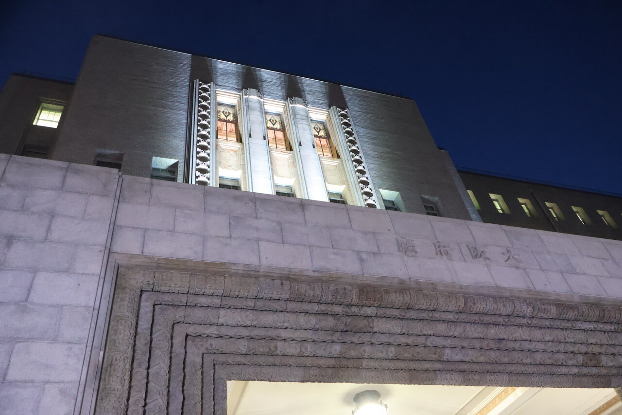 柔らかな光に包まれた大阪府庁舎本館（大阪市中央区、２月19日）