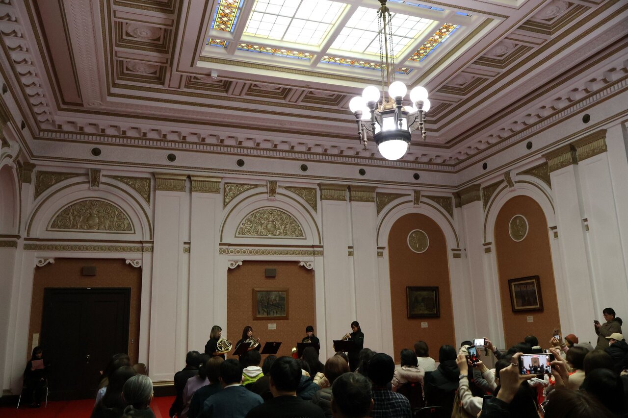 「正庁の間」で開かれた大阪公立大学吹奏楽部大編成楽団コンサート（大阪市中央区、２月19日）