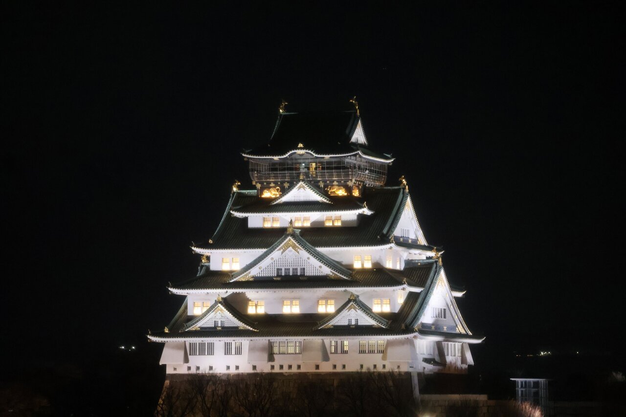 大阪府庁舎の向かいに建つ大阪城天守閣（大阪市中央区、２月19日）