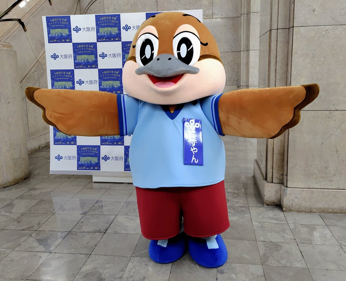 大阪府の公式キャラクターで「広報担当副知事」の肩書も持つ「もずやん」（２月19日、大阪市中央区）