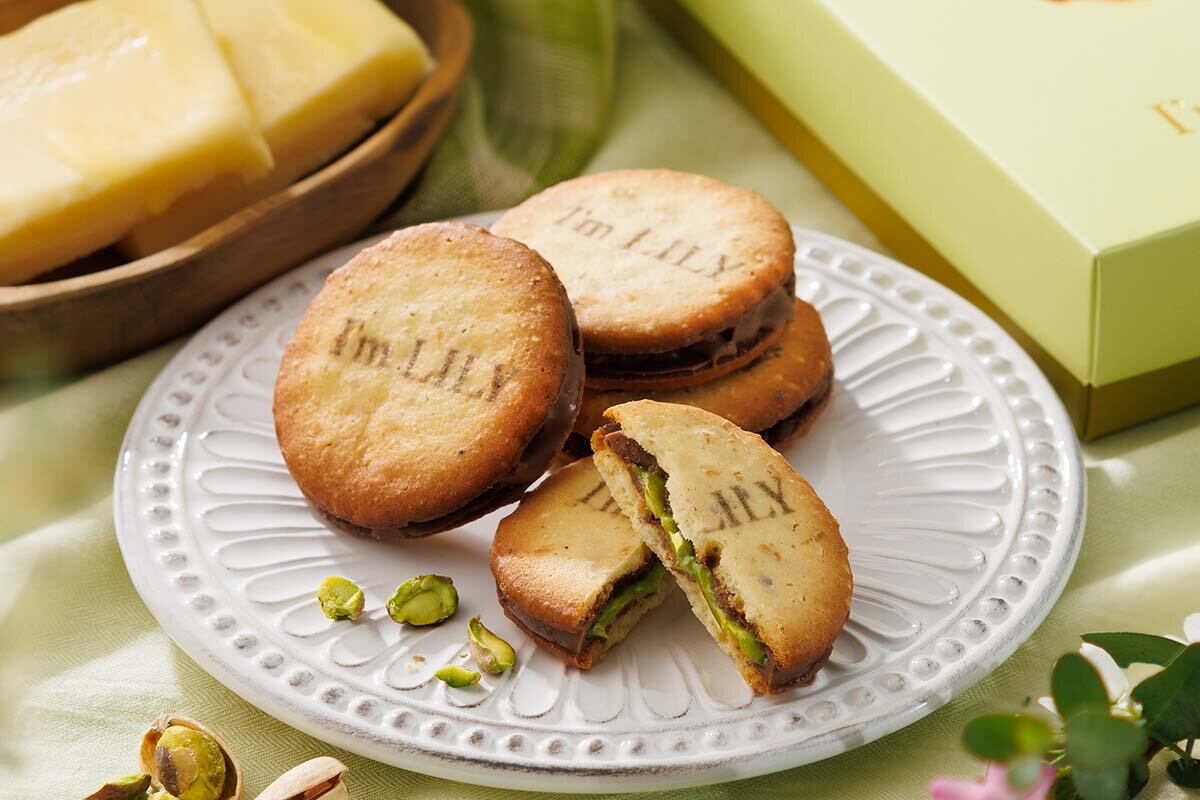 チョコレートのまろやかさとピスタチオの風味が楽しめる「ショコラサンドクッキー ピスタチオ&バター」（5個入1,458円）