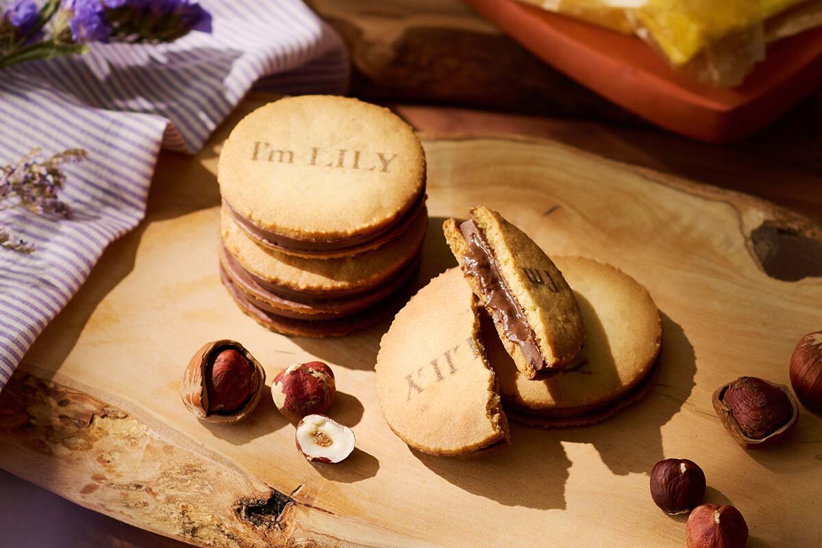 バタークッキーでサンドした定番商品の「ショコラサンドクッキー　ヘーゼルナッツ＆バター」（5個入1,350円ほか）