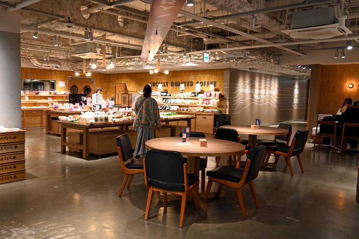 カフェのような店内「ヤマダストアー　六甲アイランド店」（神戸市東灘区）