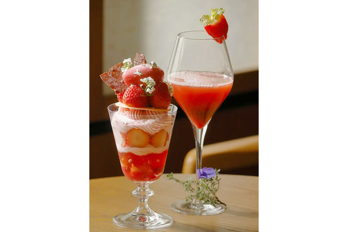 季節限定「京都産 苺 カカオ パフェ」（左）といちごのカクテル「ベリーベリーロワイヤル」のセットは、ウェブ予約限定で5,200円（税サ込）に