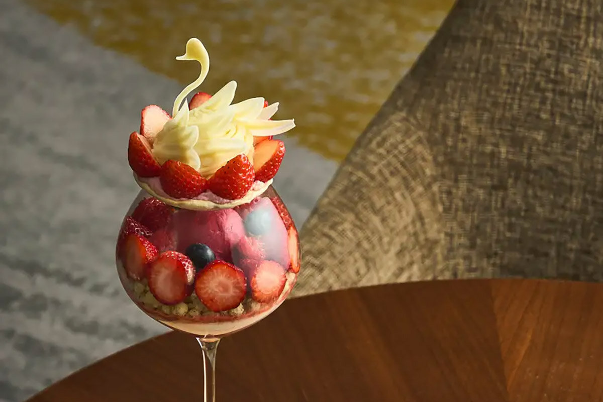 ホテルのコンセプトを体現するような、優雅な「スワンのいちごパフェ」（3,200円・税サ込）