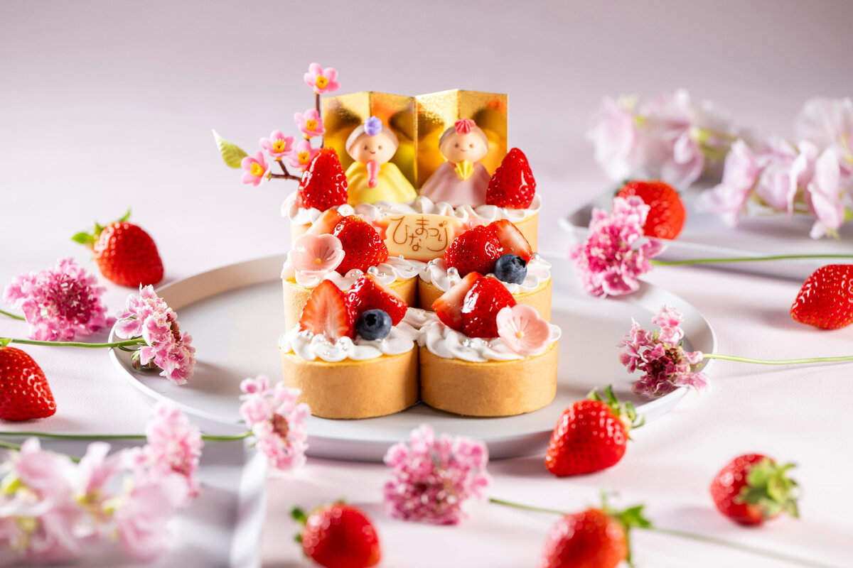 まるでひな壇のようなモンシェールの「おひなまつりロールタワー」（大阪市北区）