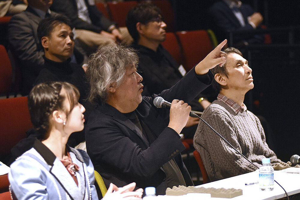 講評する茂木審査委員長　２月６日