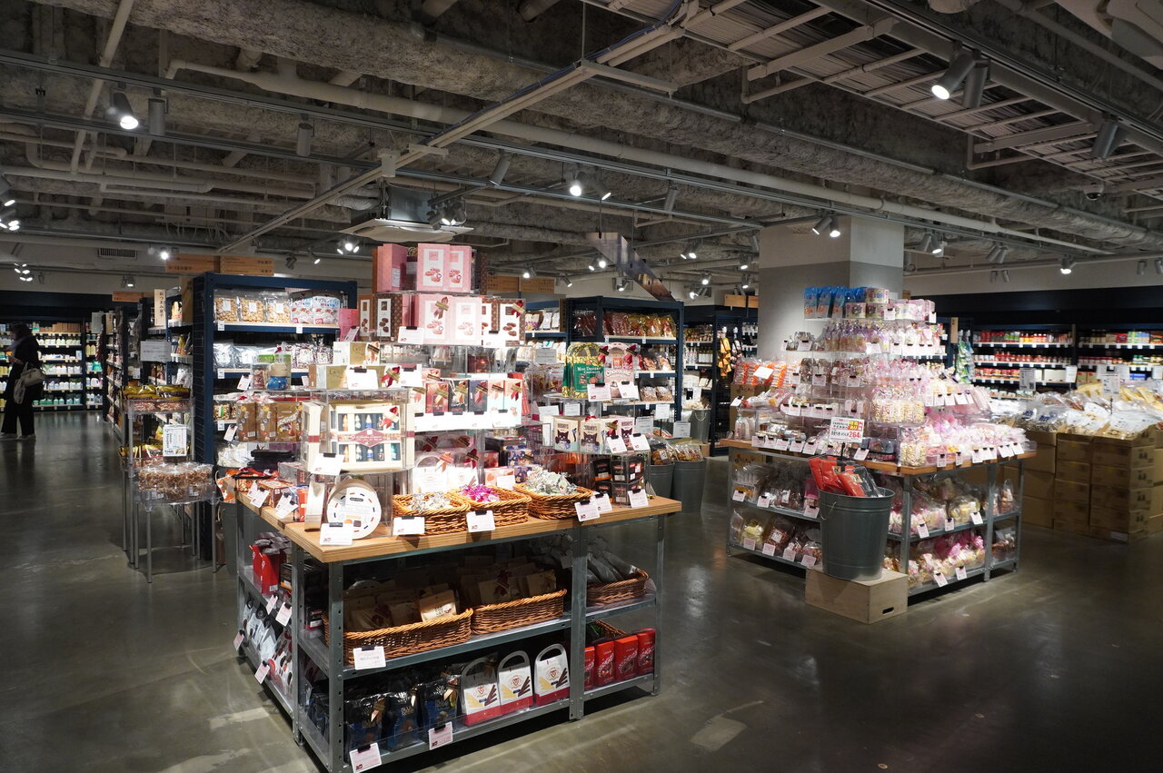 店内2階にもこだわりの商品がズラリと並ぶ（ヤマダストアー六甲アイランド店・神戸市東灘区）