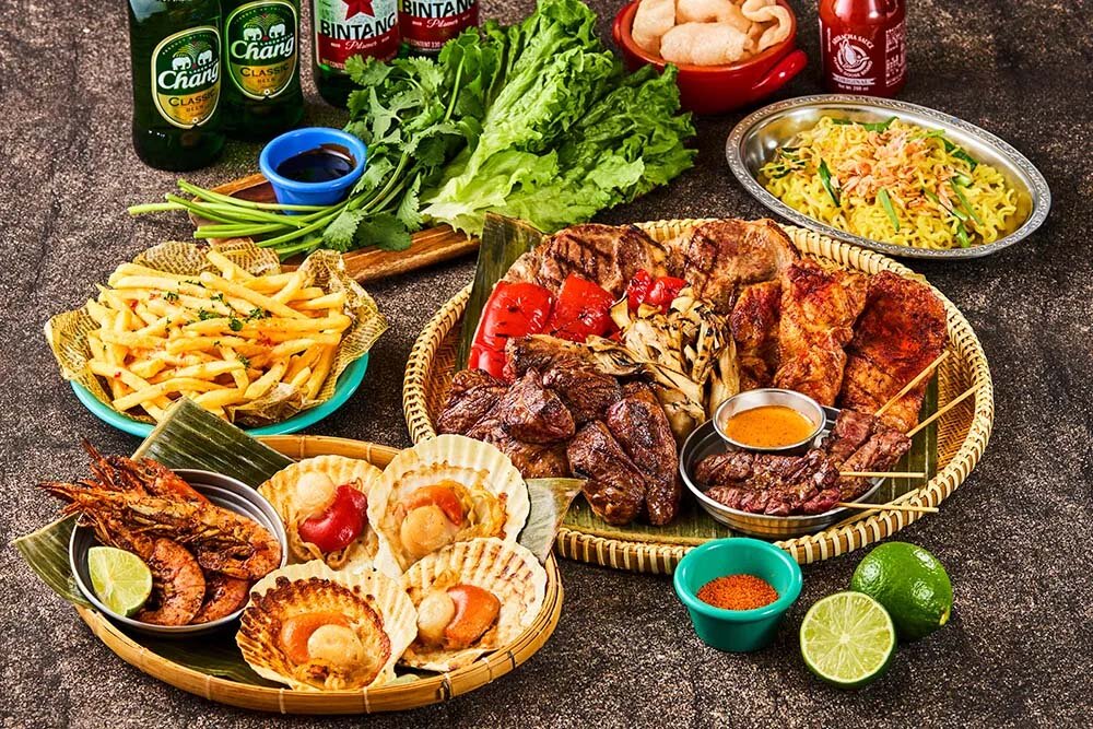 3種の肉に加えてラム串とシーフードも楽しめる「スタンダードBBQコース」（5,500円）