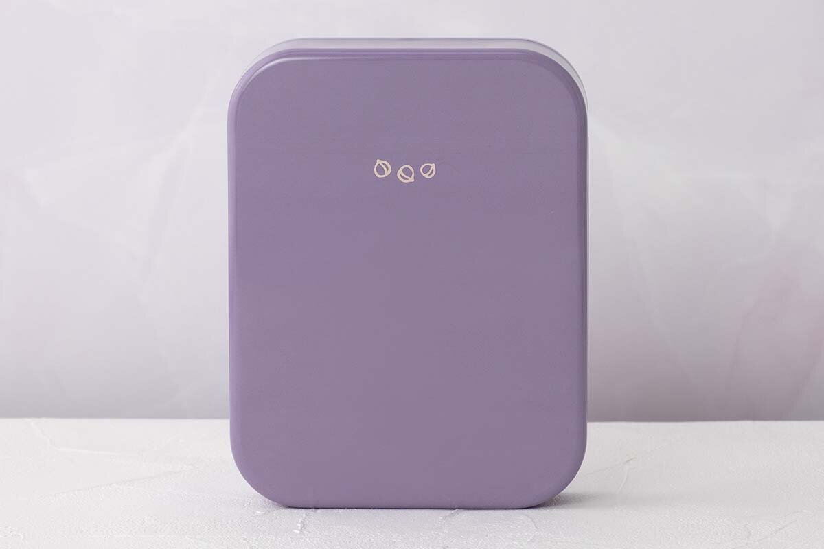 「クルミッ子10個入（缶）ライラック」の缶裏面にはクルミのイラストも