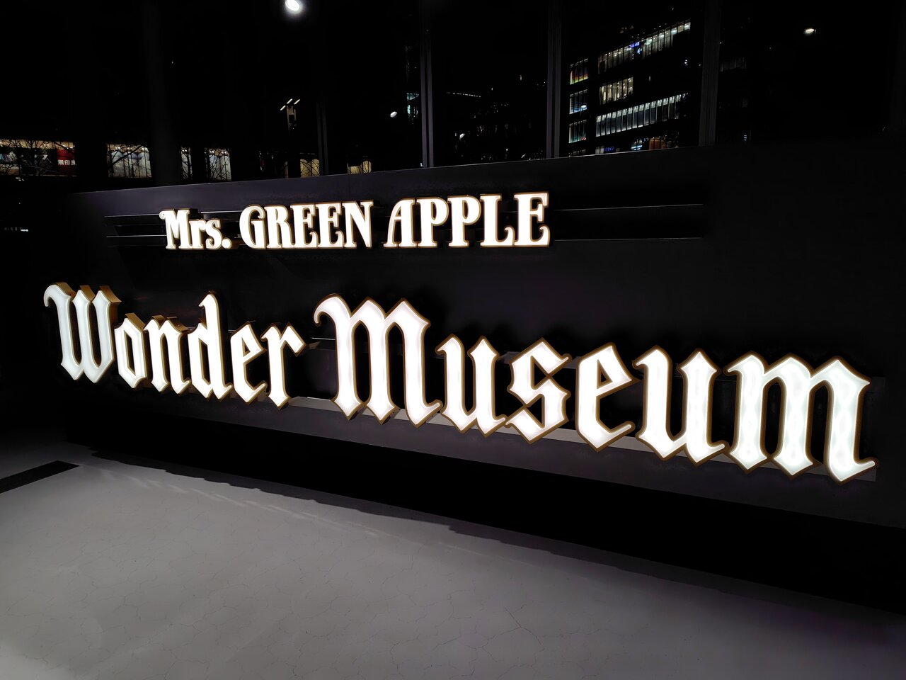 入口に鎮座する展覧会のロゴ（大阪市北区、３月１日）