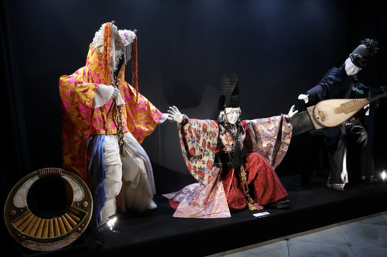 衣装や小物も多数展示（大阪市北区、３月１日）