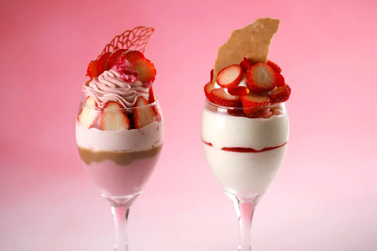 左から「苺とさくらのパフェ苺」、「苺とホワイトチョコのパフェ」 （ともに1,880円・税込）