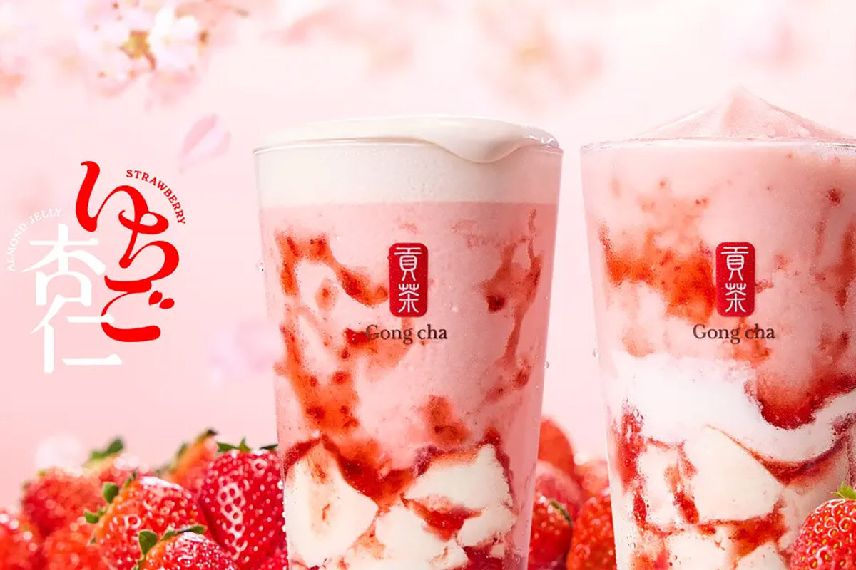 ゴンチャ春の定番ドリンク「いちご杏仁 ミルクティー」、左は「いちご杏仁 ジェラッティー」（FROZEN/M、700円・税込）
