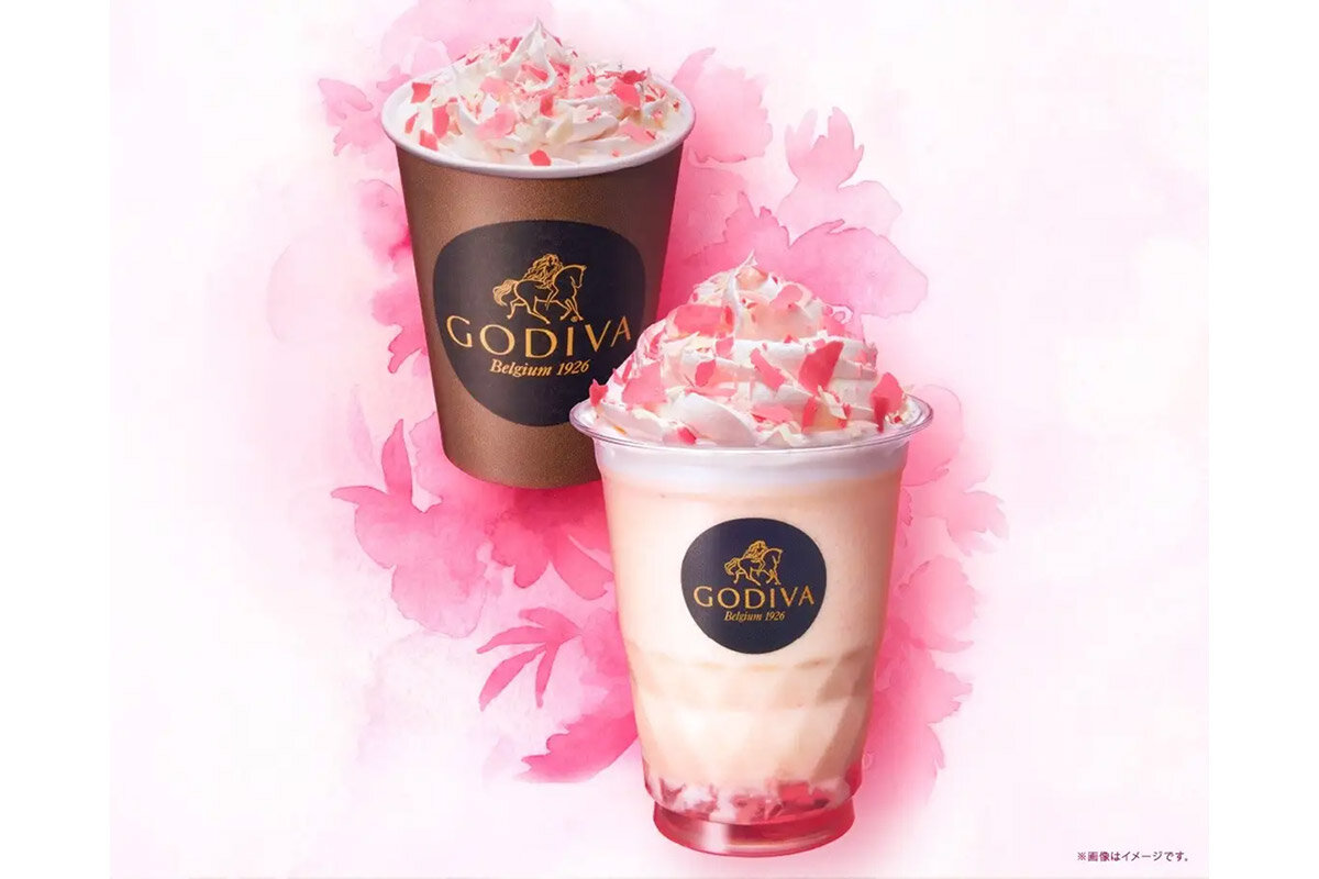 ゴディバ「桜の瞬き（またたき） ショコリキサー」、奥は「桜の瞬き（またたき） ホットショコリキサー」