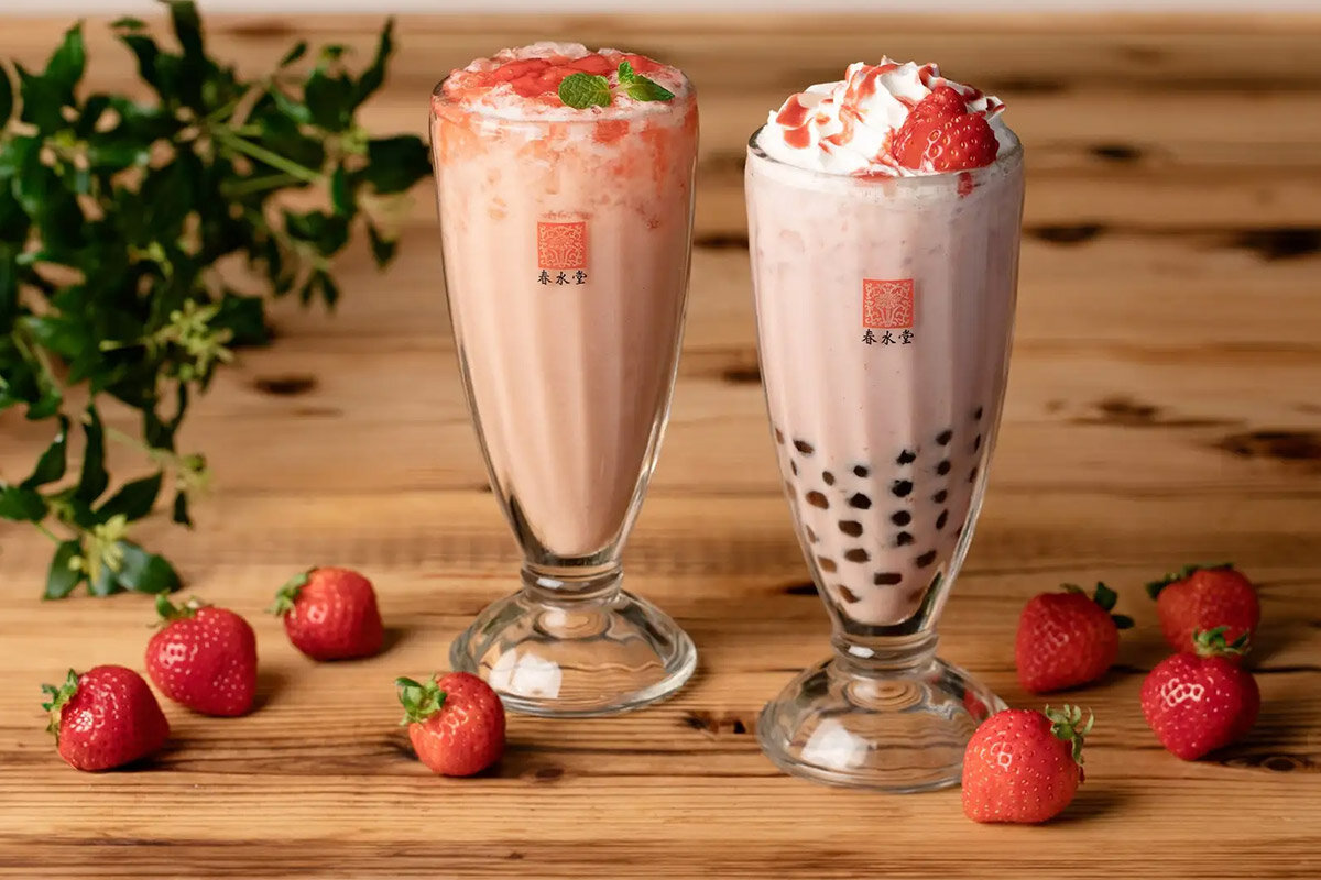 春水堂の「あまおう苺タピオカミルクティー」、右は「あまおう苺ヨーグルトティー」