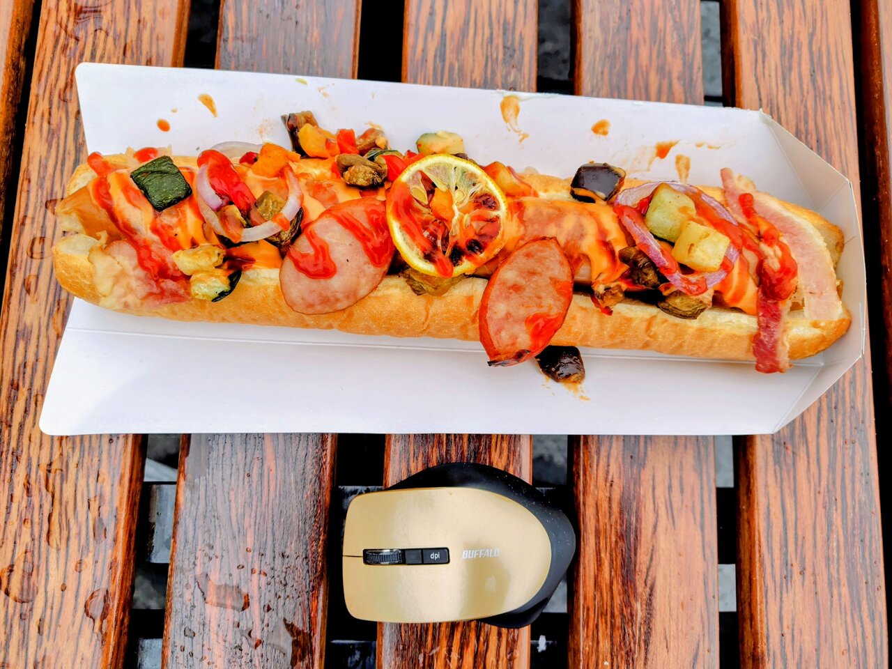 マウスとの大きさを比較してほしい「アルトバイエルン・ドッグ 〜ミート・モンスター〜」（3500円）（３月３日、USJ）