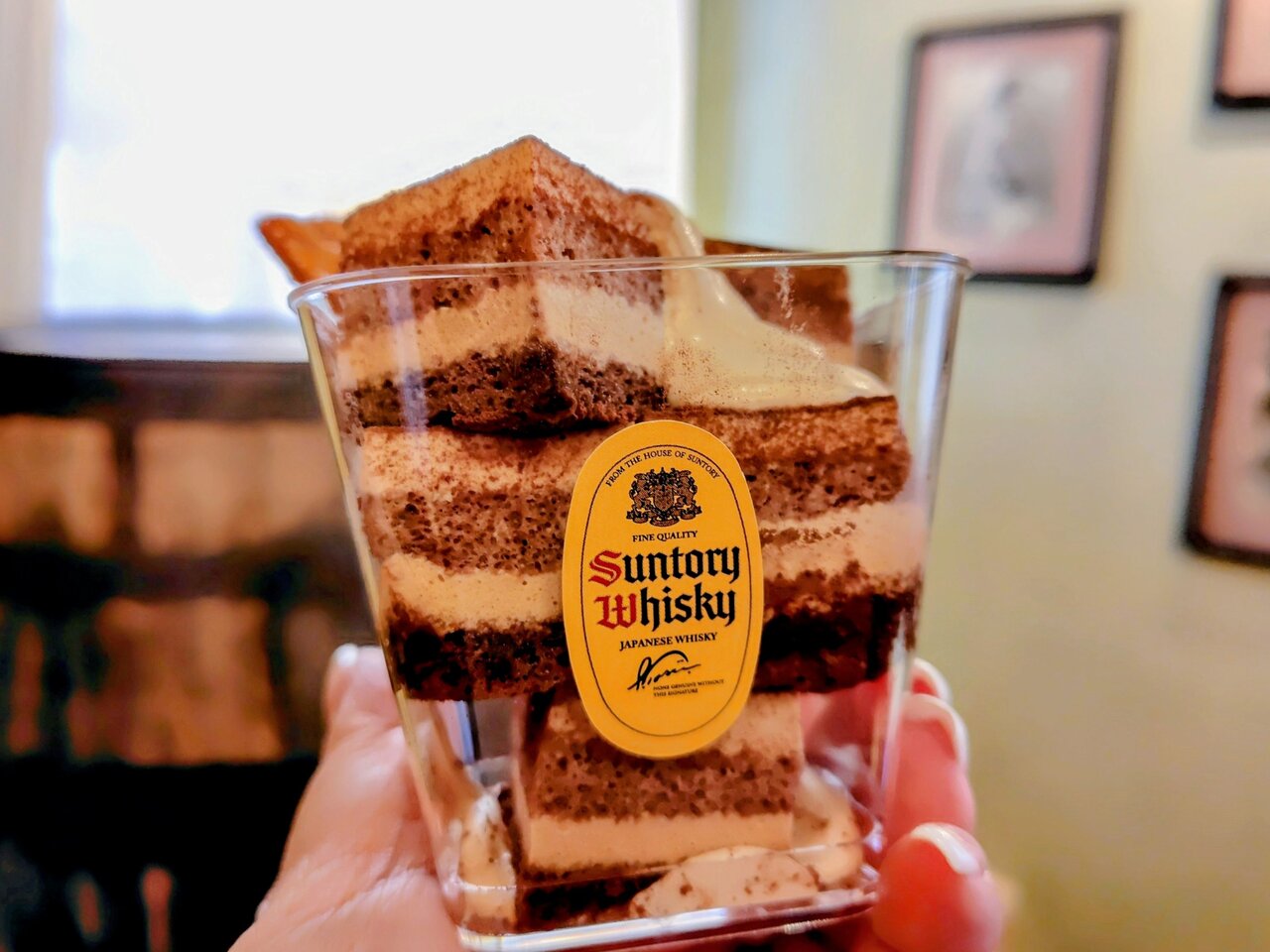 大人味な「ウイスキー角瓶香るティラミス」（1000円）（３月３日、USJ）