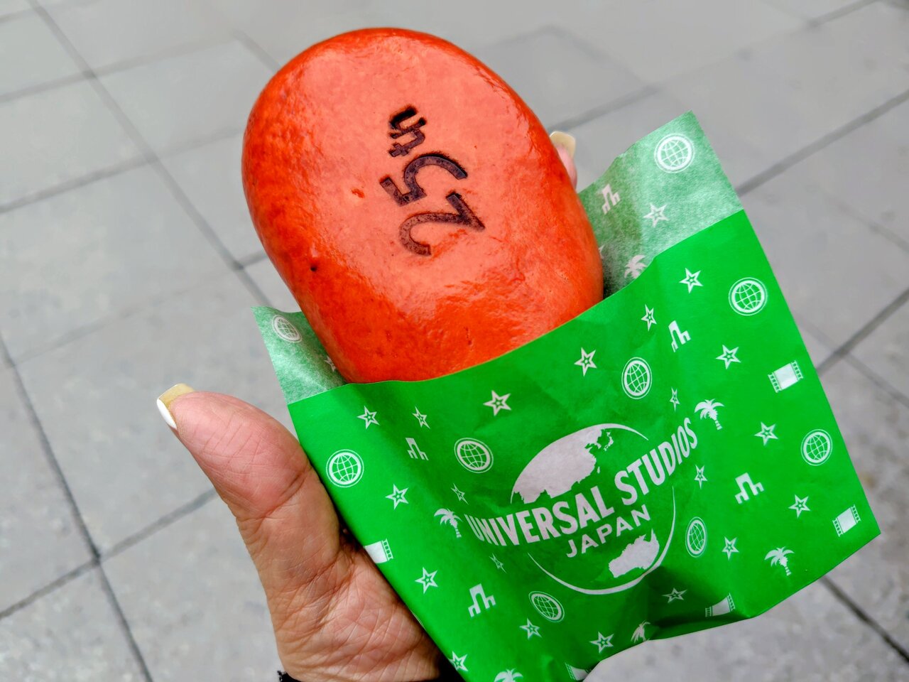 見た目もかわいい「ターキーレッグ!?まん」（850円）（３月３日、USJ）