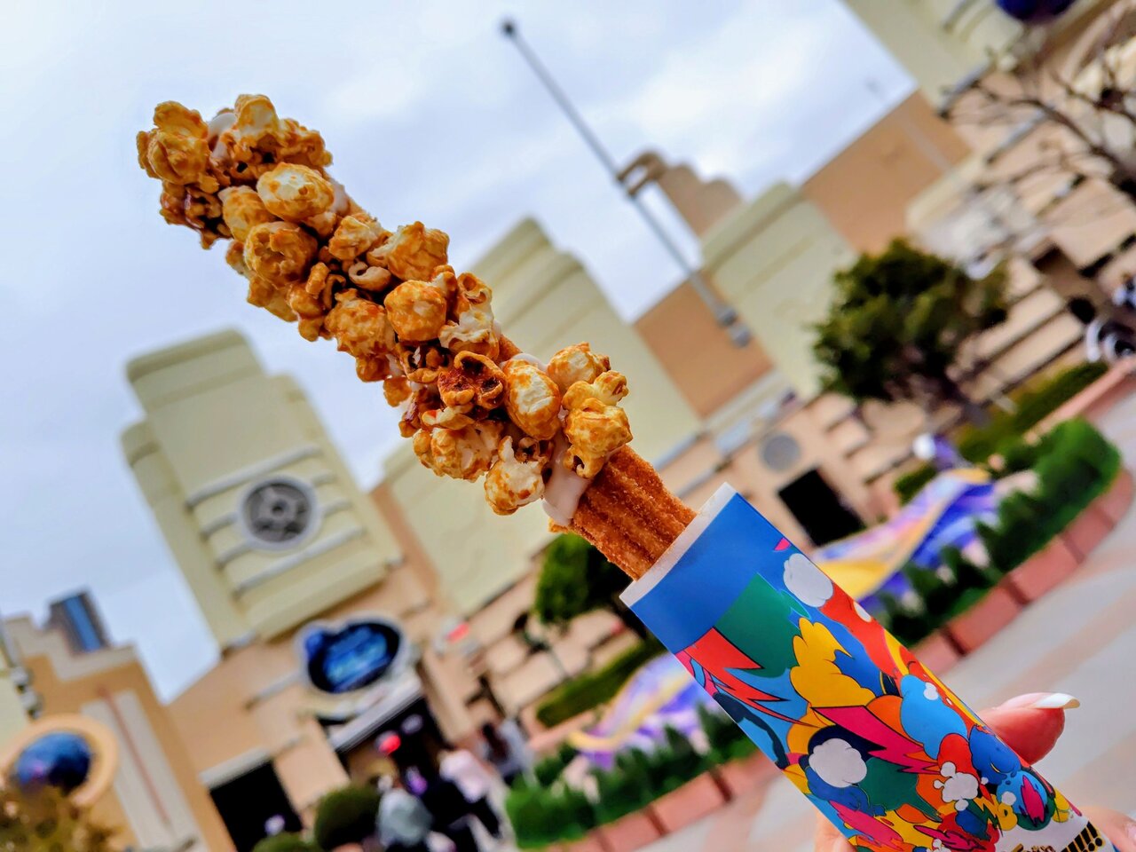 まさかの合体メニュー「キャラメルポップコーン!? チュリトス」（800円）（３月３日、USJ）