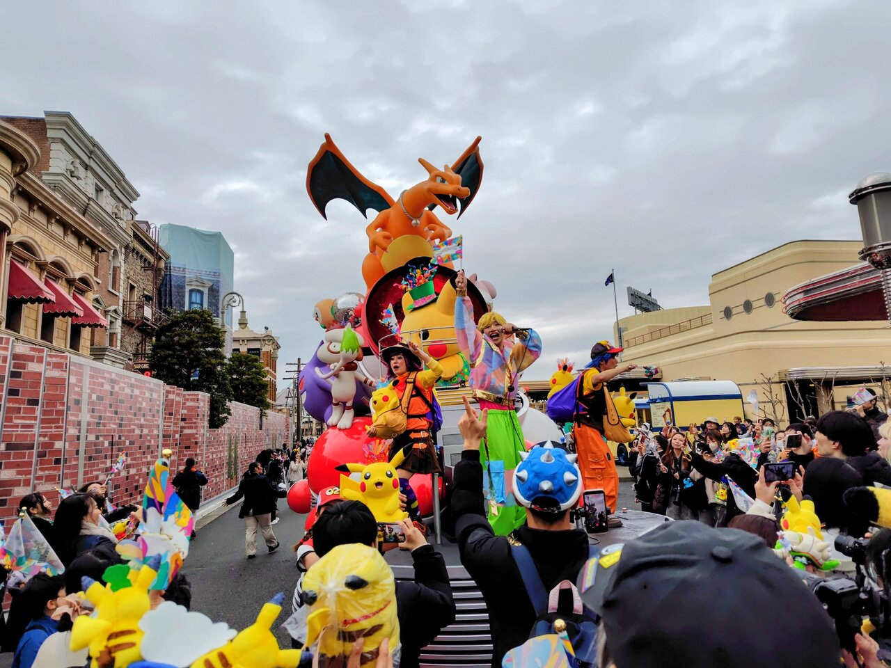 「超Discover U!!! タイム」で盛り上がるゲストら（３月３日、USJ）