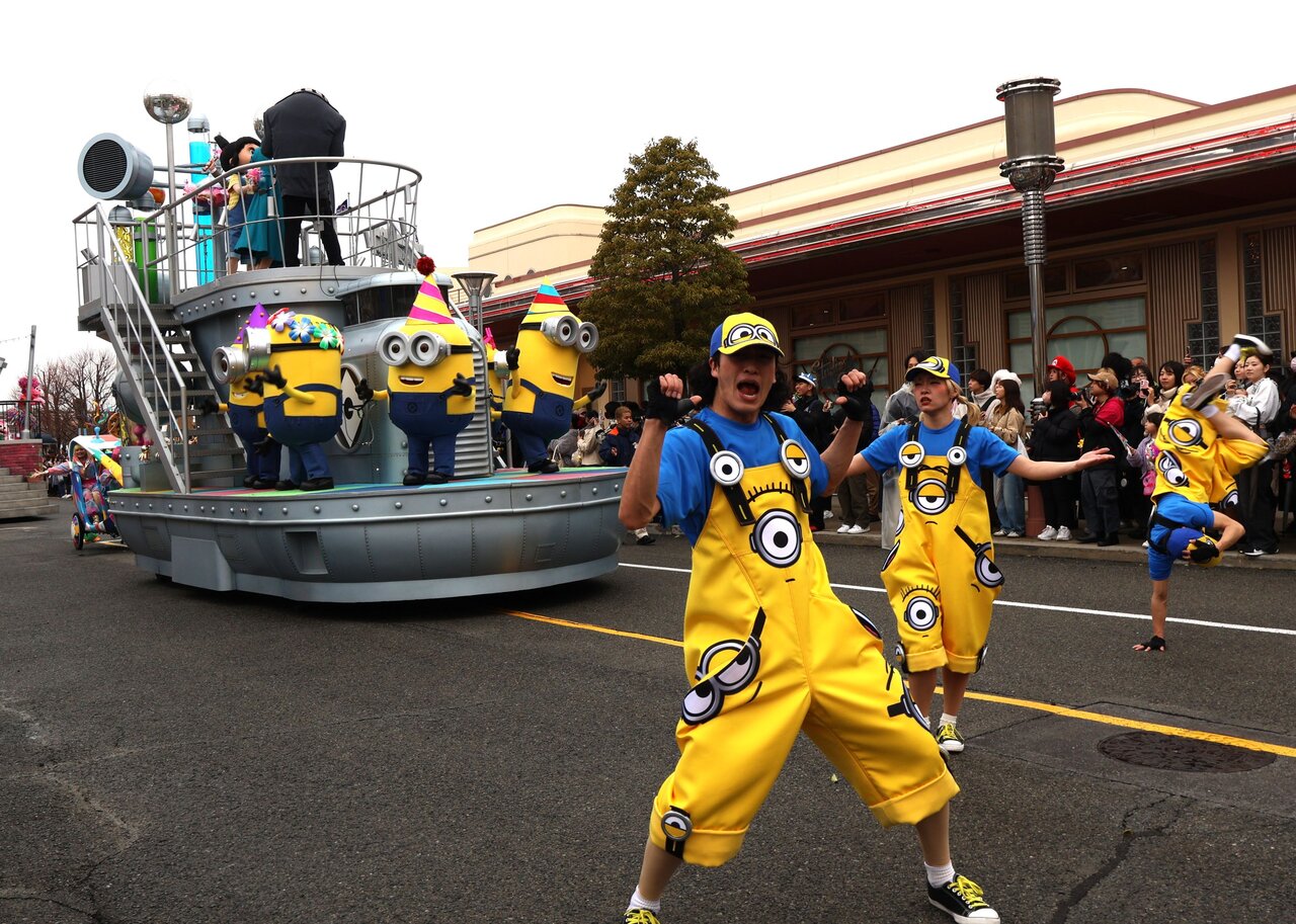 衣装がかわいいミニオンのフロート（３月３日、USJ）