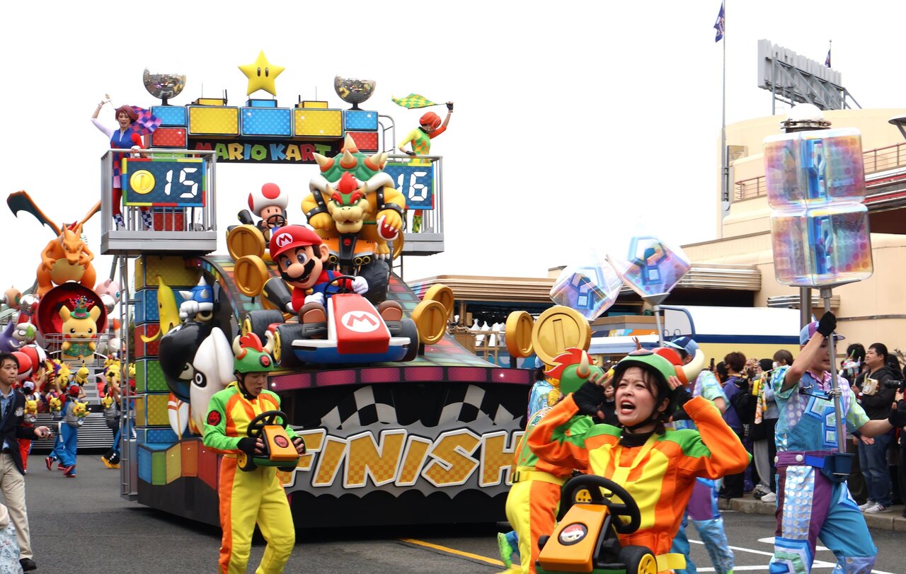 エンターテイナーたちのダンスが弾けるマリオのフロート（３月３日、USJ）