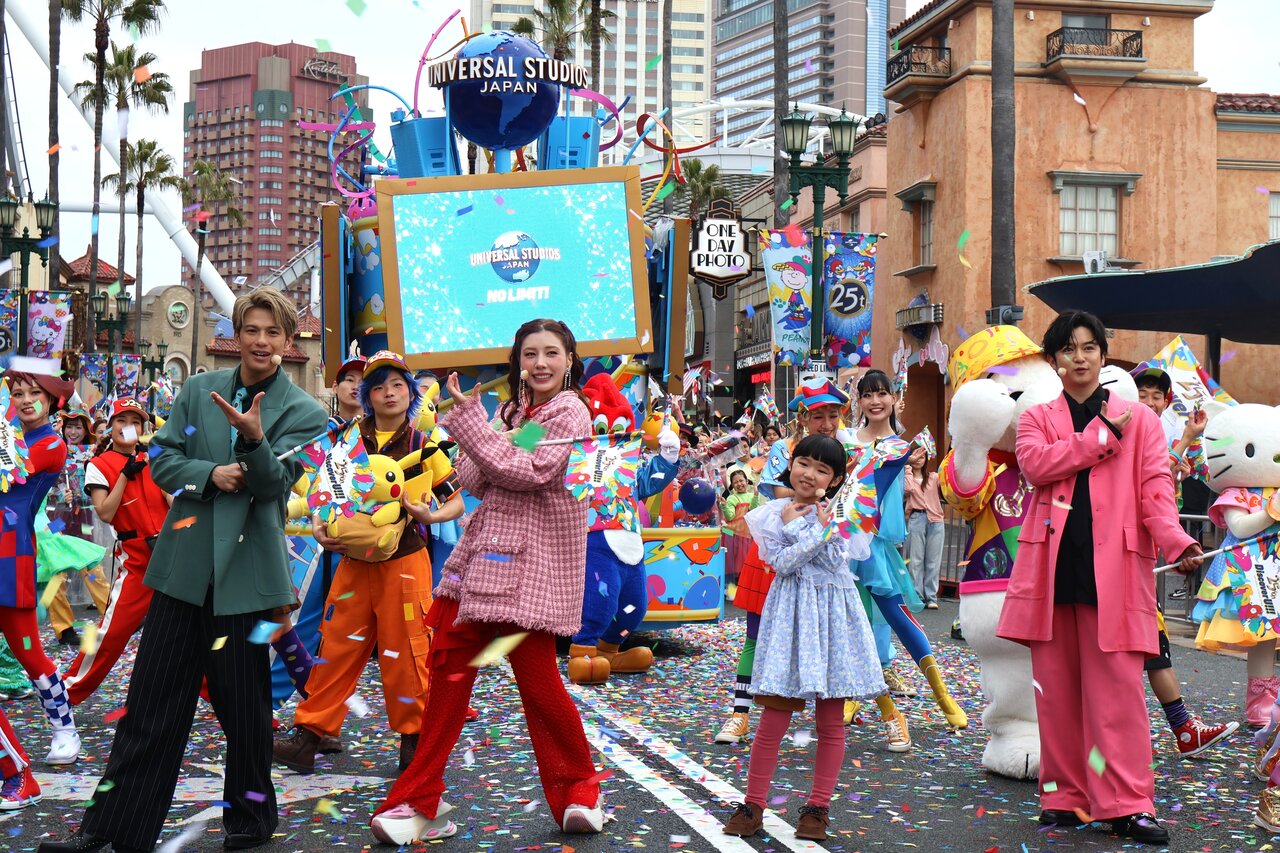 「Discover U!!!」のポーズをとる（左から）森崎ウィンさん、仲里依紗さん、永尾柚乃さん、千葉雄大さん（３月３日、USJ）