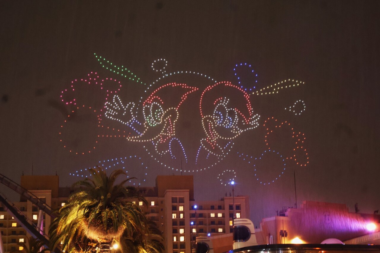 手を振るウッディーとウィニー（３月３日、USJ）