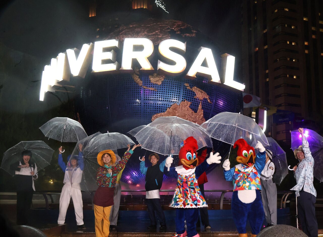 ドローンの成功を喜ぶウッディーやウィニーら（３月３日、USJ）