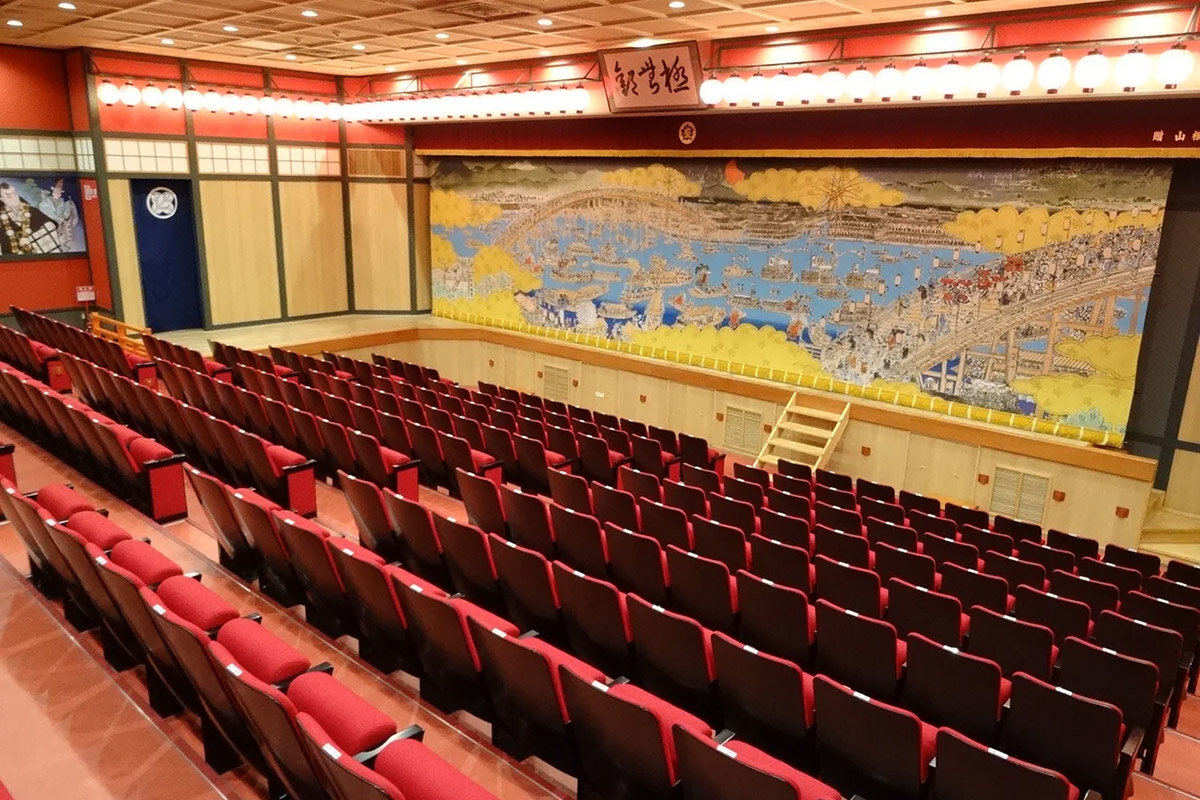 大阪・梅田の「泉の広場」すぐ、プラザ梅田ビル5階にある大衆演劇場「梅田呉服座」（大阪市北区）