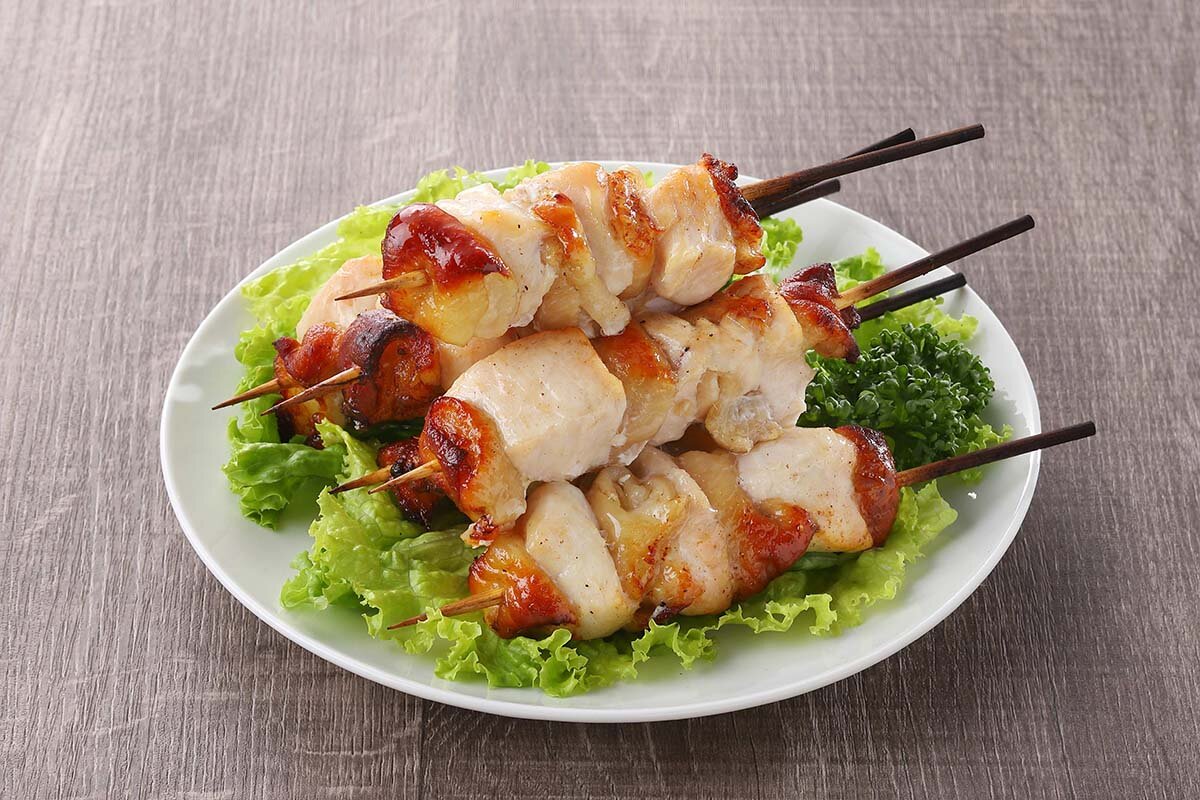 うま味が引き立つうえリーズナブルな「名物串焼」（120円/本）