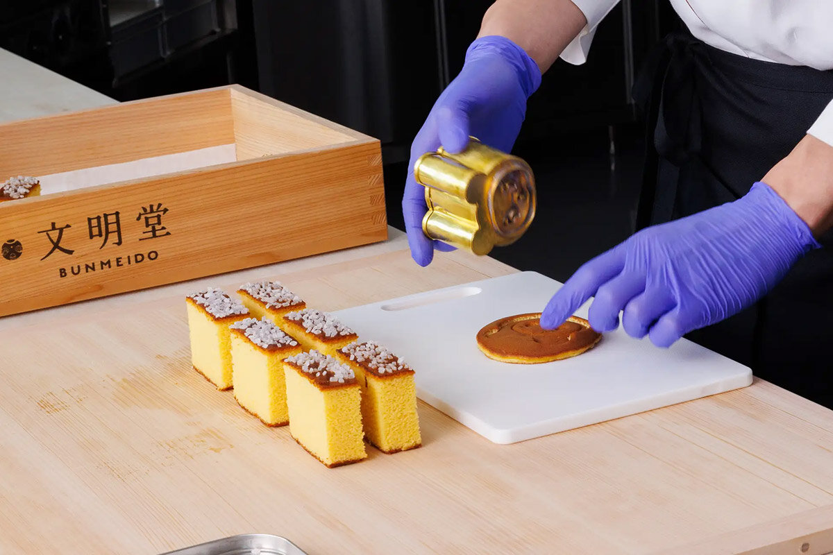 お菓子製造の様子を見ることができる「文明堂 伏見カステラ工房」（京都市伏見区）