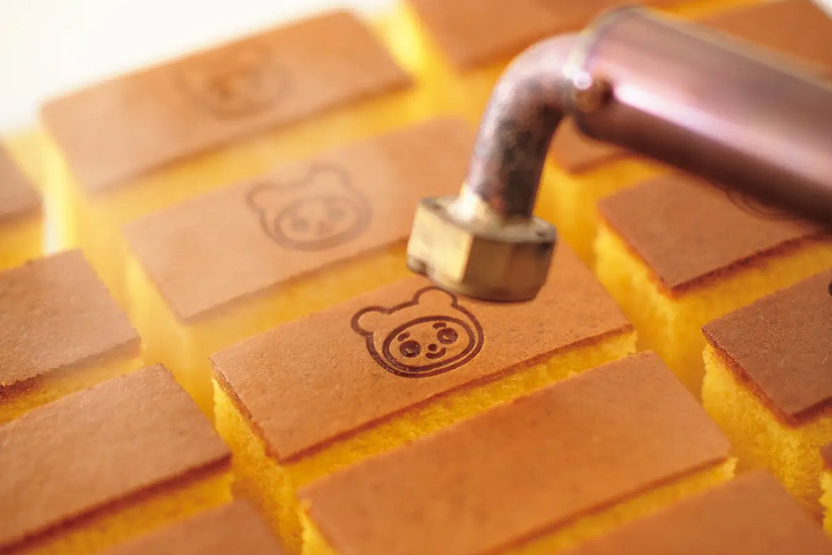 ふわふわのカステラには、「文明堂 伏見カステラ工房」限定の仔グマが焼印されます