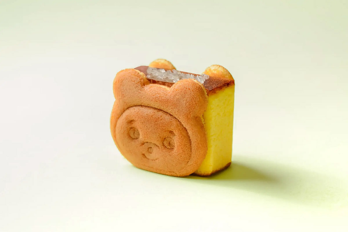 仔グマ型のどら焼き生地でカステラを挟んだ「こぐまのカステラサンド（ざらめ＆カラメル）」（432円・税込）