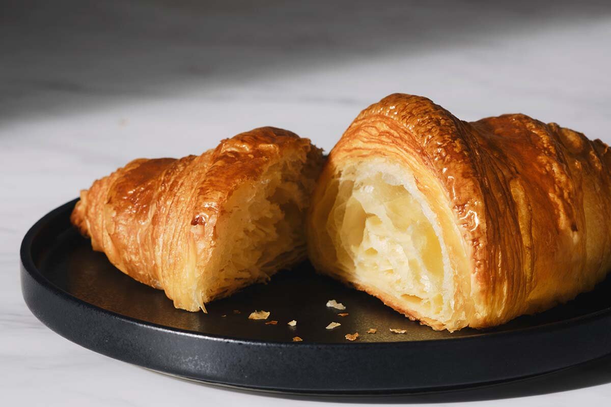 表面はザクザク、中はふわっとしたエアリーな食感。生地をしっかり目なため食感が長持ちし、時間が経ってもリベイクなしで楽しめるというプリンチの定番商品「コルネッティ」