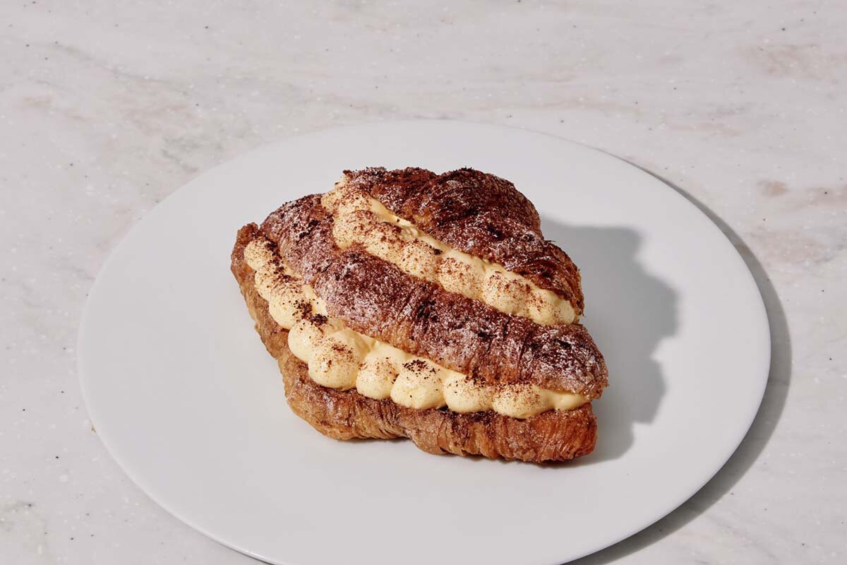 コーヒーシロップとマスカルポーネを重ね、グラインドした「プリンチ ブレンド」をトッピングしてほろ苦さをプラスした「コルネッティ ティラミス」（790円）