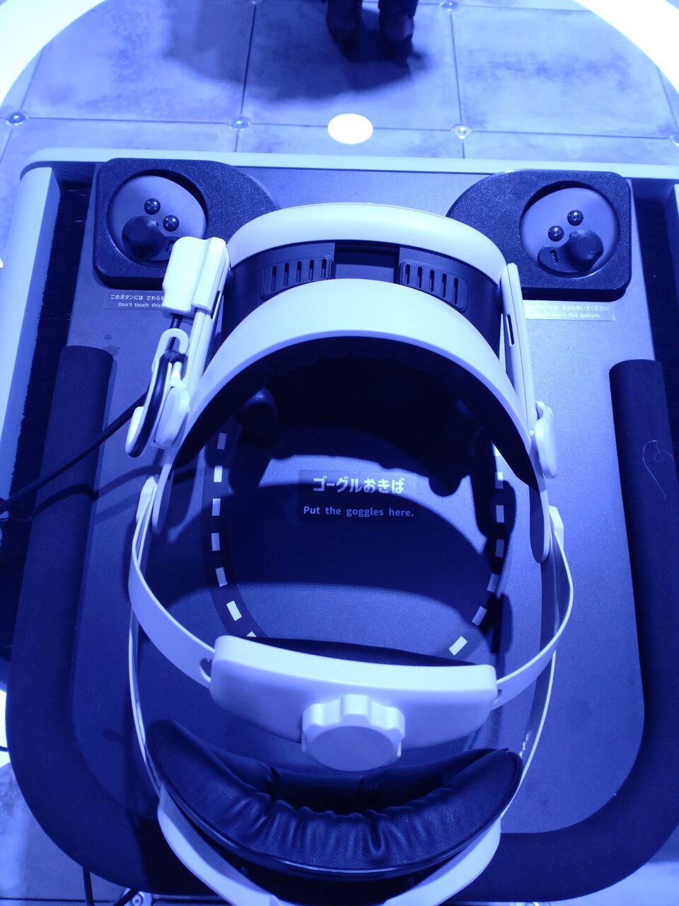 「おばけワンダーランド」で使用されていたXRゴーグル（2025年４月13日撮影、大阪・関西万博）