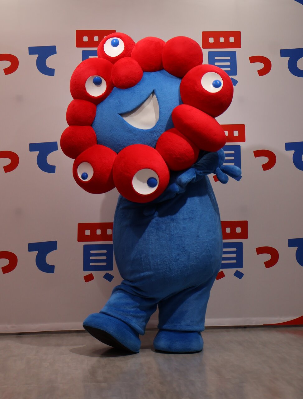 大阪・関西万博公式キャラクターのミャクミャク（２月23日、大阪市北区）