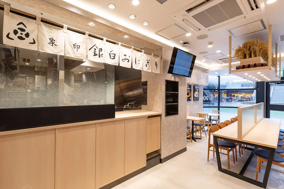 特別仕様の「日本のおにぎり」が販売される「象印銀白おにぎり 京橋店」（大阪市都島区）