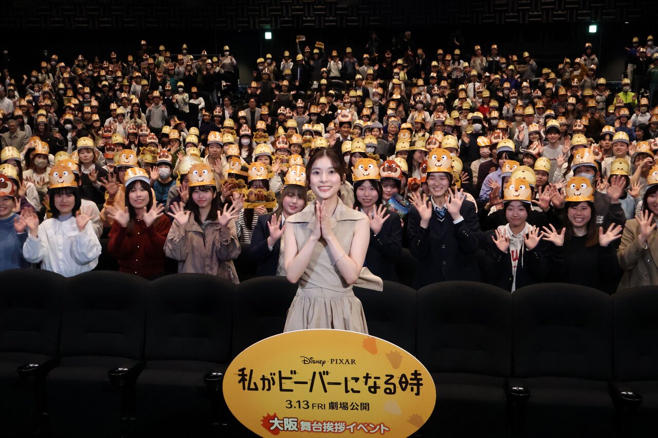 ビーバーのサンバイザーをかぶるファンらと記念撮影する芳根京子さん（３月６日、大阪市北区）