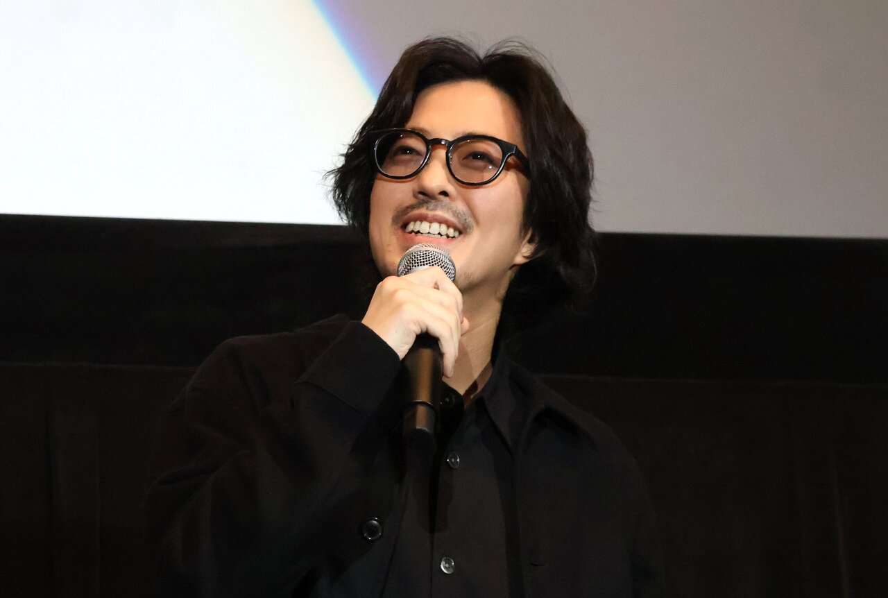 笑顔で撮影秘話を語る若葉竜也さん（３月７日、大阪市中央区）