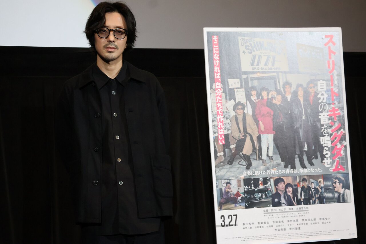 舞台あいさつに登壇した若葉竜也さん（３月７日、大阪市中央区）