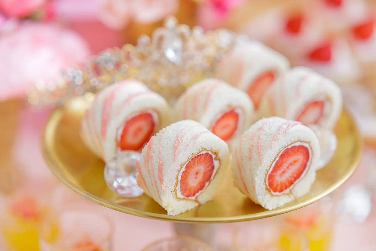 まるで宝石のようにキラキラした「あまおういちごのロールケーキ～真珠の首飾り仕立て～」