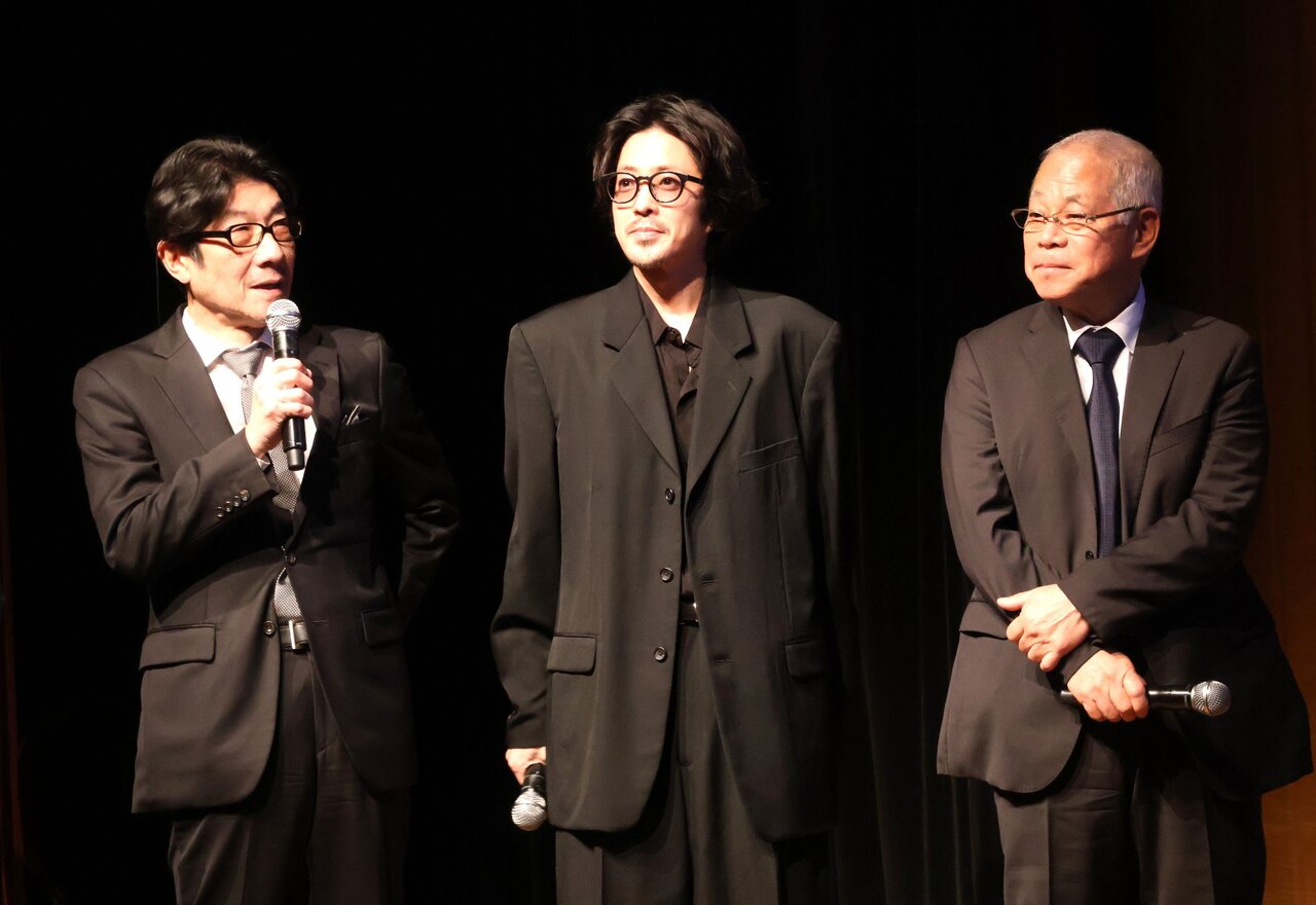 『てっぺんの向こうにあなたがいる』で４冠に輝き、主演の吉永小百合さんとリモートでトークを繰り広げる（左から）阪本順治監督、若葉竜也さん、笠松則通さん（３月８日、大阪市北区）