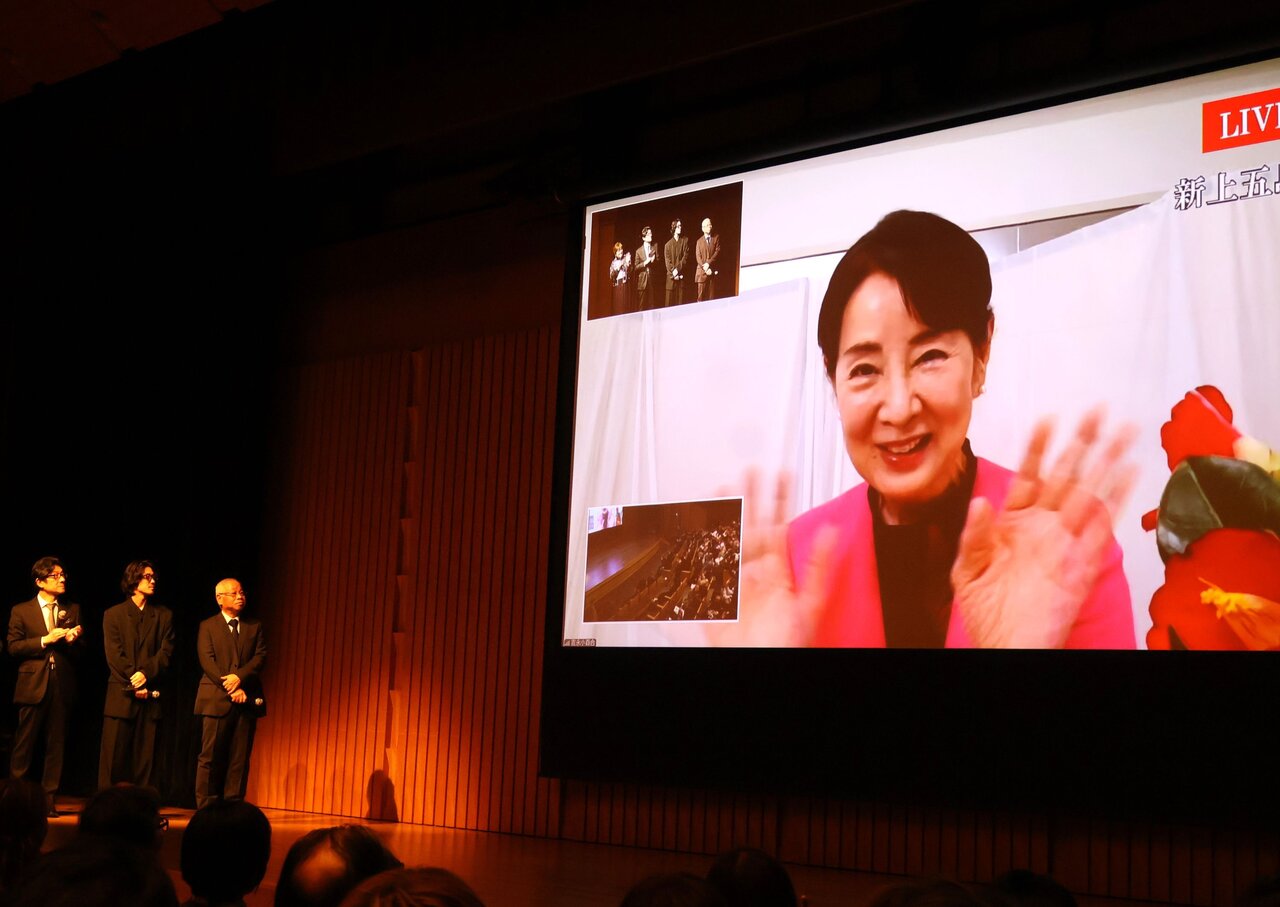 「おおさかシネマフェスティバル2026」の授賞式会場に画面越しに手を振る吉永小百合さん（３月８日、大阪市北区）